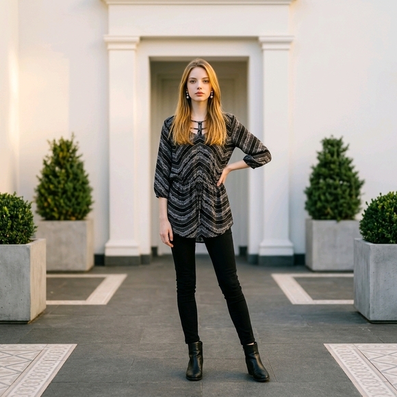 Maurices Black Patterned V‑Neck Blouse Size Small Great Condition - Picture 7 of 12